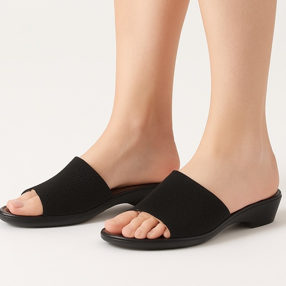 Stuart Weitzman Black Slip-On Wedge Sandals Women’s Size 8 - Picture 1 of 8